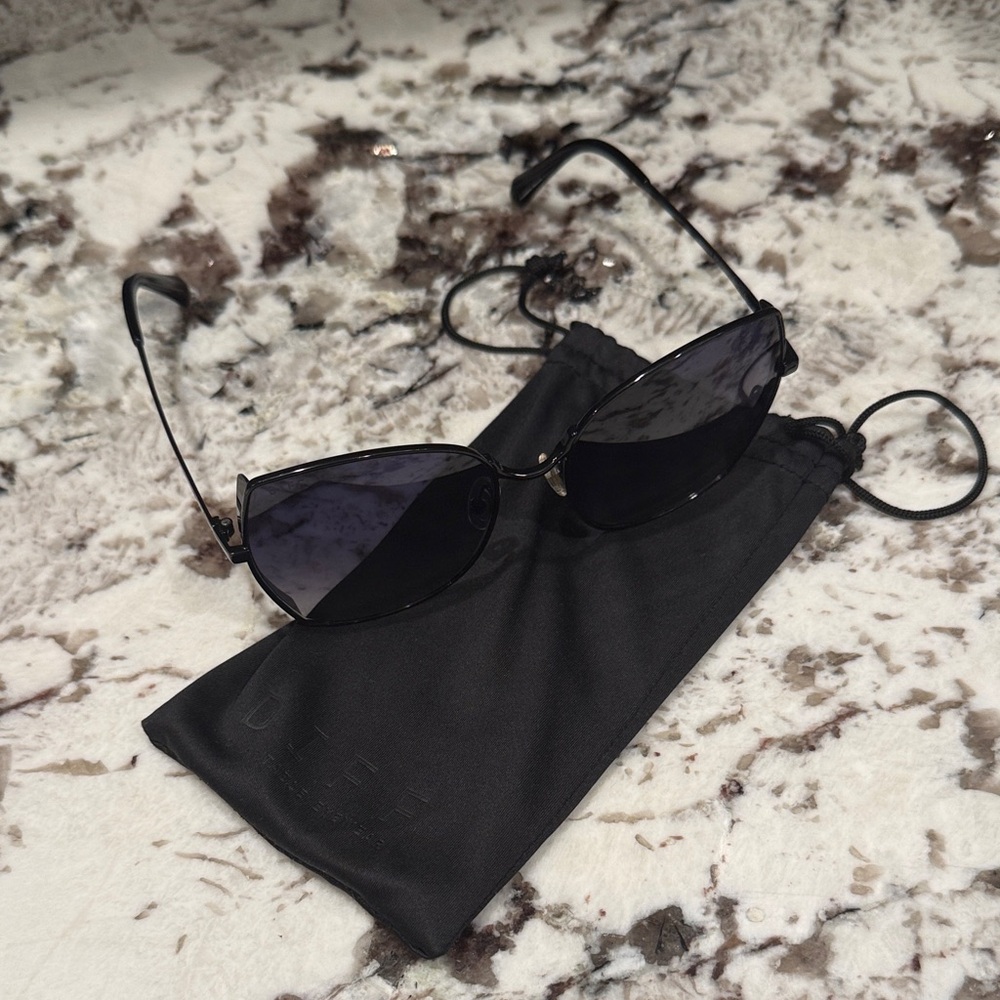 Diff Eyewear Donna Black Cat-Eye Women's Sunglasses with Dark Lenses